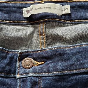 Levi's Jeans - Levi's Mid-Rise Skinny Jeans Size 24 Levi's Jeans - Levi's Mid-Rise Skinny Jeans Size 24
